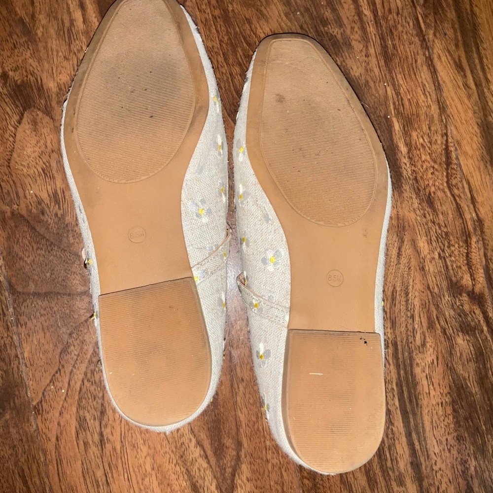 Steve Madden Tan and White Dress Shoes with Classic Design - Picture 4 of 4